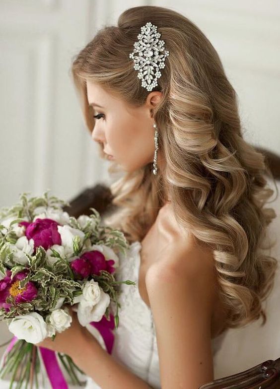 Bạn muốn giữ lửa tình trong ngày cưới của mình? Hãy xem những kiểu tóc cô dâu lung linh để trở nên lộng lẫy và quyến rũ hơn bao giờ hết.