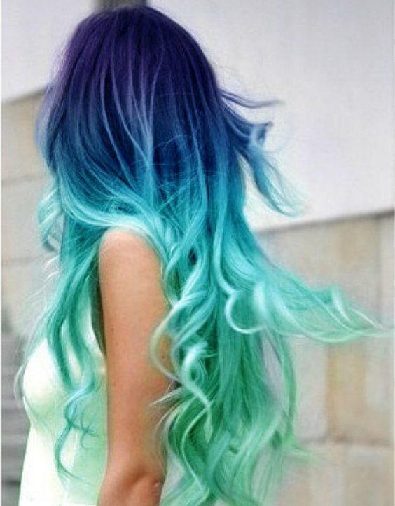 Nhuộm tóc màu xanh dương đang là sự lựa chọn của những cô gái yêu thích sự mới mẻ và trẻ trung. Màu xanh dương tựa như một mảng trời trong xanh trên mái đầu bạn, khiến bạn trông rất nổi bật và thu hút mọi ánh nhìn.