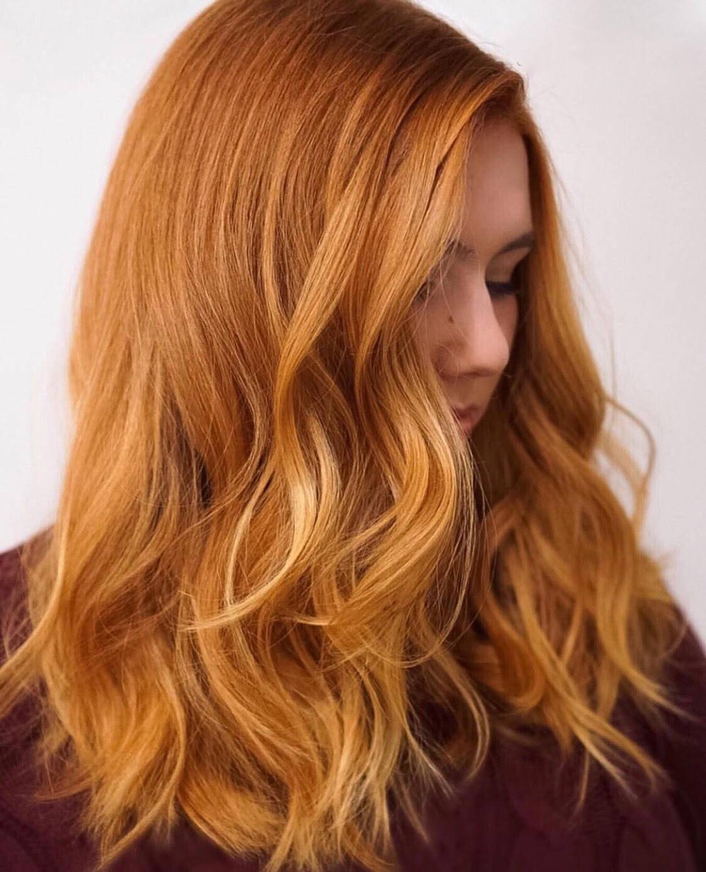 Bạn đang tìm kiếm một kiểu tóc mới, đẹp và đầy cuốn hút? Hãy xem hình ảnh về màu tóc nâu vàng ánh cam, với sự kết hợp tuyệt vời của ba màu sắc độc đáo này, tóc của bạn sẽ thêm phần rực rỡ và quyến rũ hơn bao giờ hết.