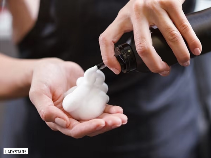 Cách giữ nếp xoăn cho tóc khi uốn giả