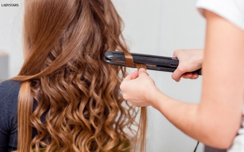 Cách giữ nếp xoăn cho tóc khi uốn giả