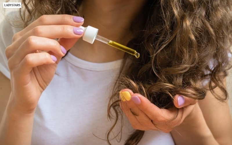 Sử dụng tinh dầu dưỡng tóc giữ nếp xoăn cho tóc khi uốn giả