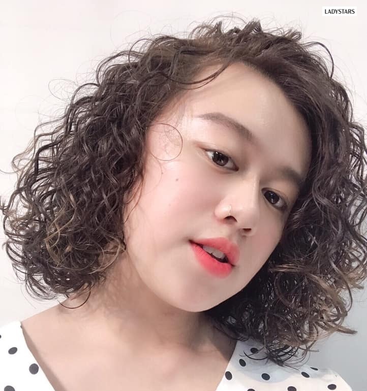 Tóc xoăn nhỏ mái lệch