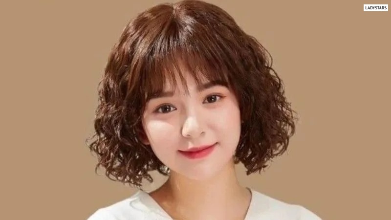 Tóc ngắn uốn xoăn mì cả đầu đi tiệc