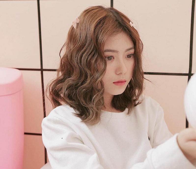 Tóc ngắn ngang vai uốn phồng