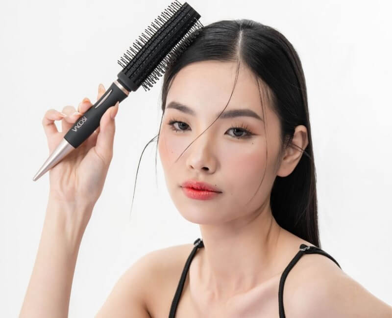 Sử dụng lược tròn làm phồng chân tóc