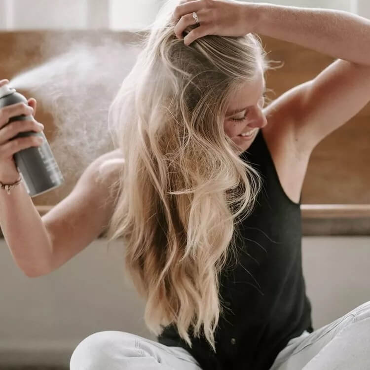 Làm phồng tóc bằng dầu gội khô