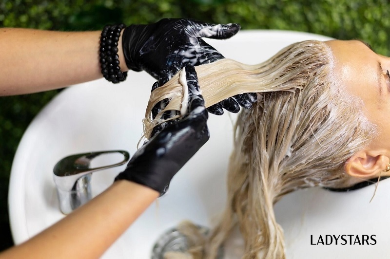 Lưu ý khi chăm sóc và bảo quản tóc giả tuổi trung niên