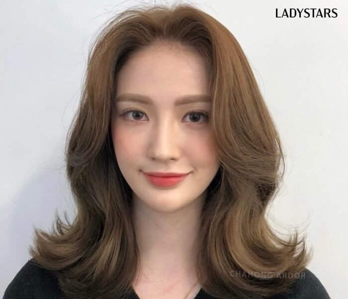 Tóc uốn xoăn đuôi vểnh