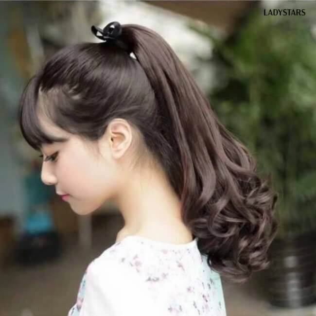 Tóc uốn lọn nhỏ buộc cao