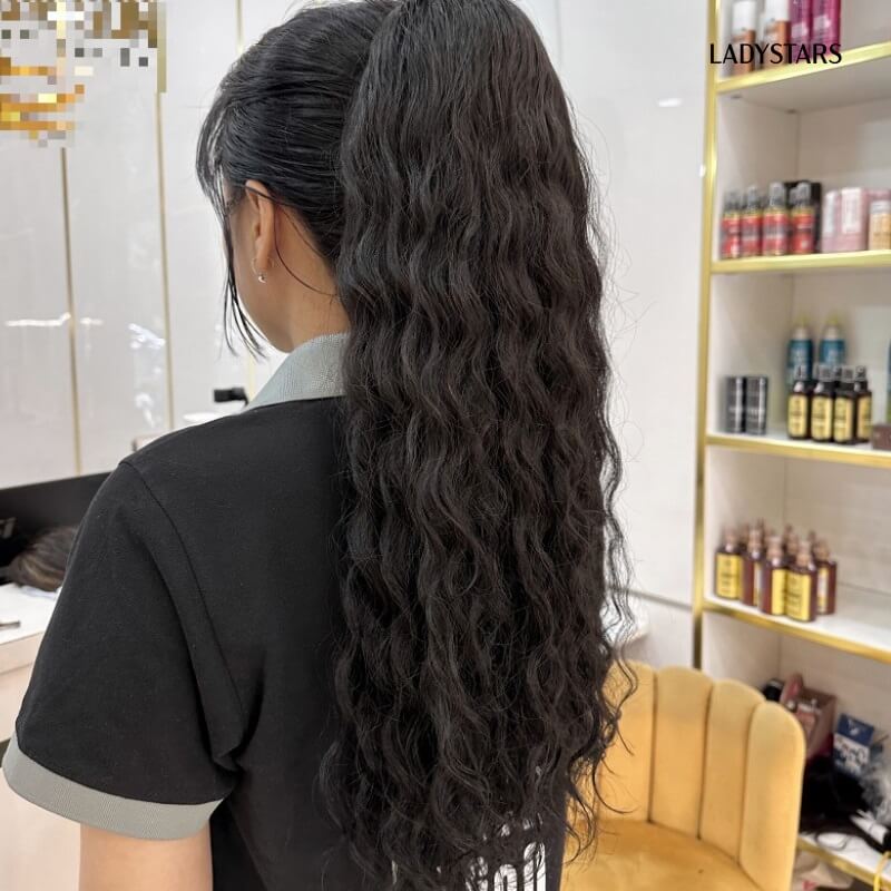 Mái tóc xoăn lọn nhỏ cột thấp