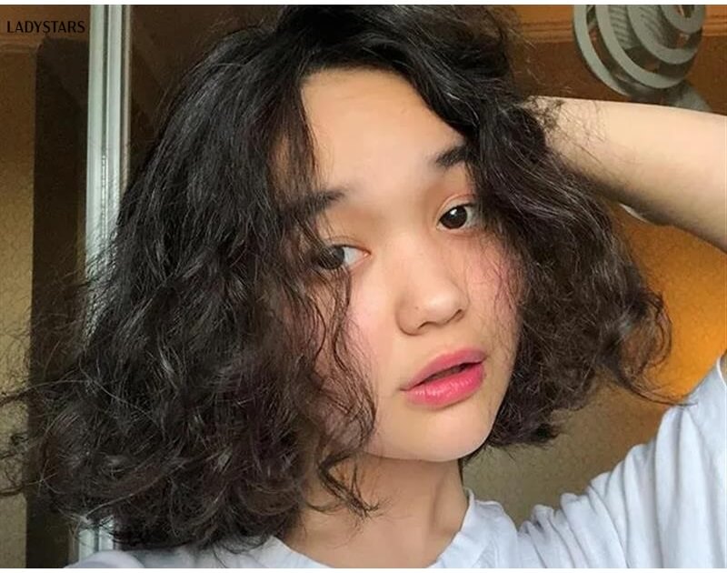 Tóc ngắn xoăn lọn nhỏ đuôi
