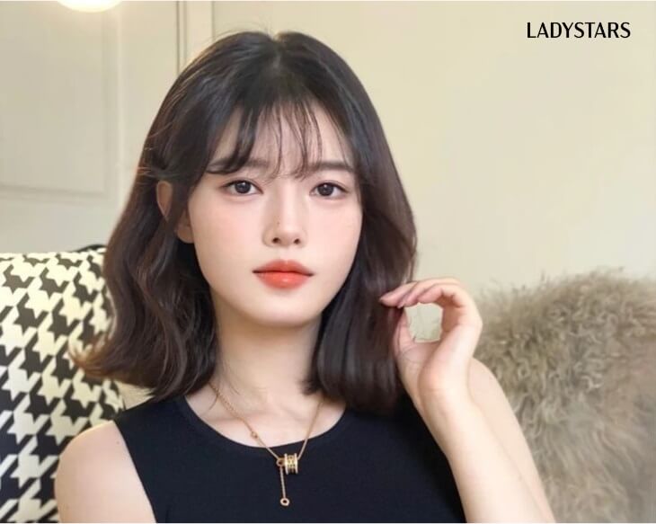 Tóc xoăn sóng lơi ngang vai mái thưa