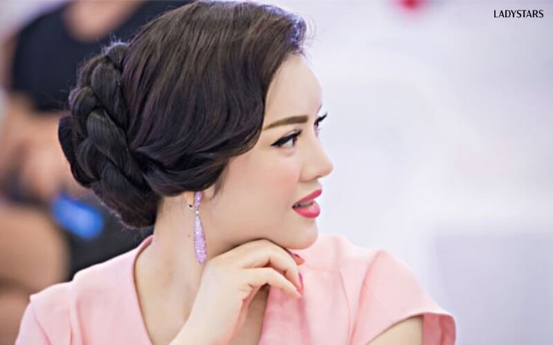 Búi tóc trẻ trung cho phụ nữ tuổi 50
