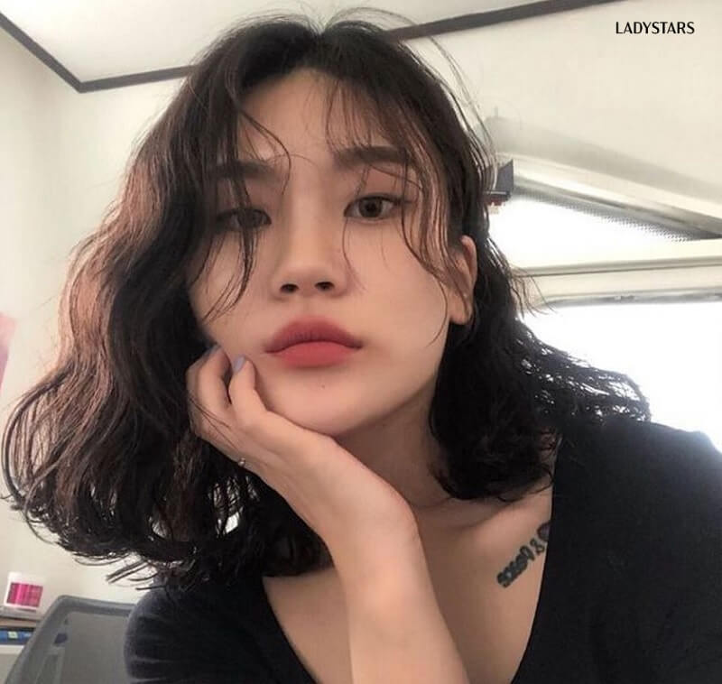 Tóc ngang vai xoăn chữ S