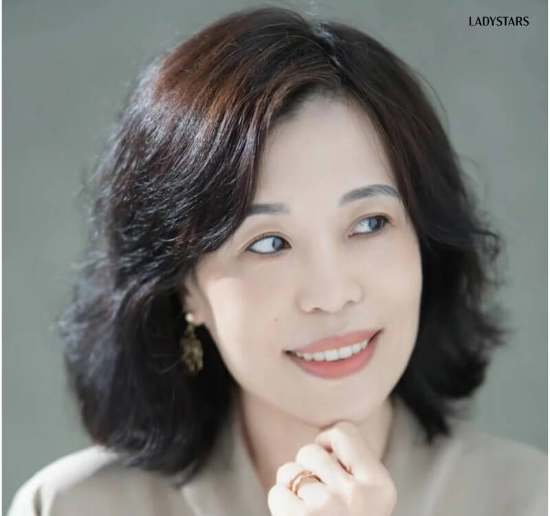 Tóc ngắn uốn xoăn sóng lọn to cho trung niên