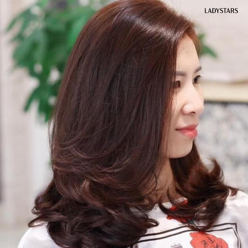 Tóc mái dài uốn xoăn sang trọng cho trung niên