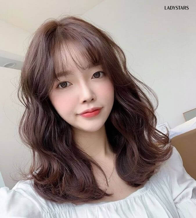 Tóc uốn đuôi mái thưa ngang vai