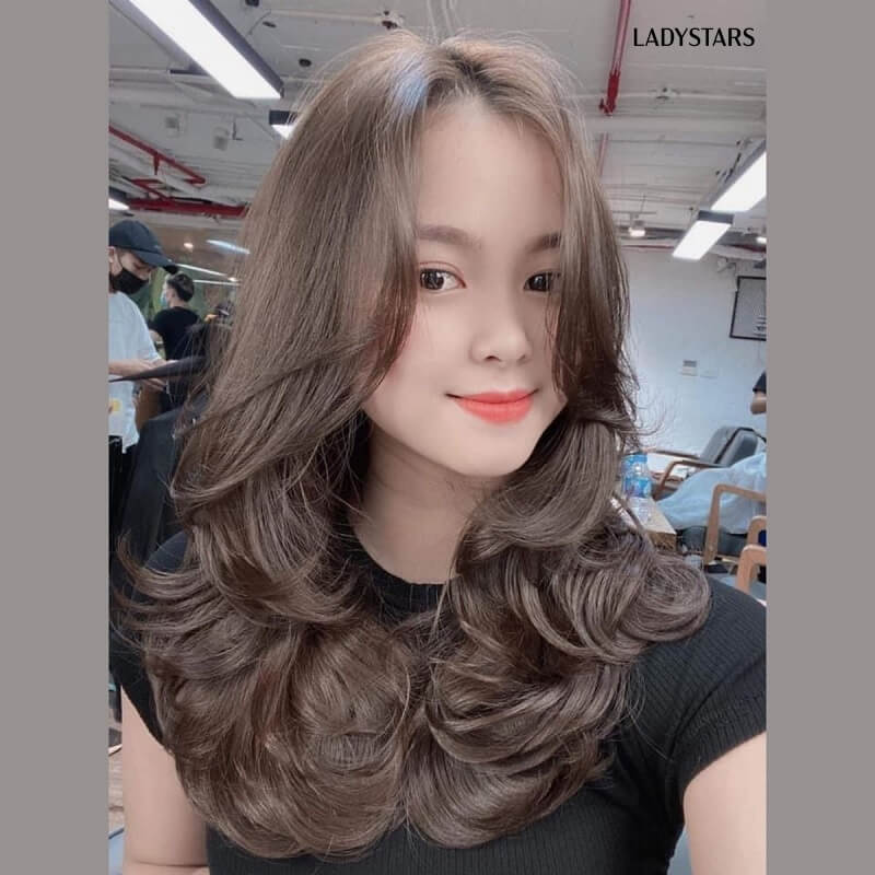 Tóc xoăn sóng nước ngang lưng nhuộm màu sáng