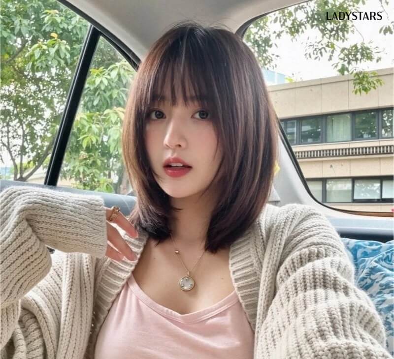 Tóc mái thưa cắt ngang vai