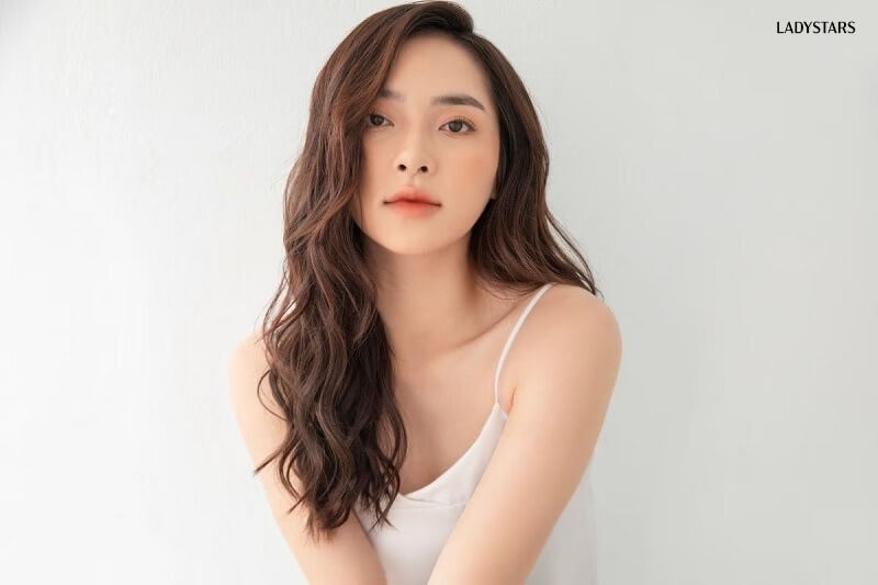 Tóc mái dài xoăn rẽ ngôi lệch