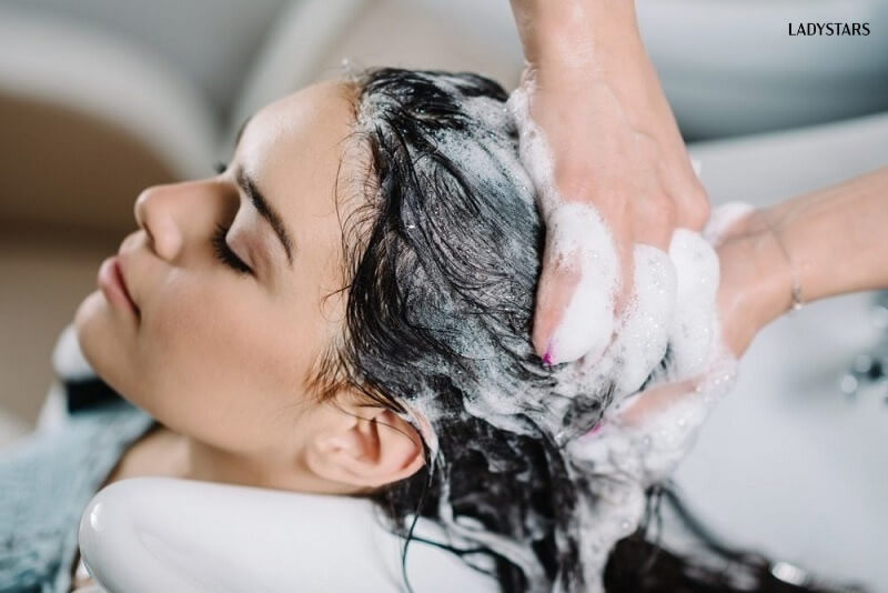 Làm tóc mượt và thẳng tự nhiên bằng gội đầu đúng cách