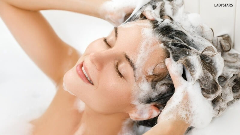 Cách làm tóc phồng bằng Gội đầu với dầu gội 2 lần