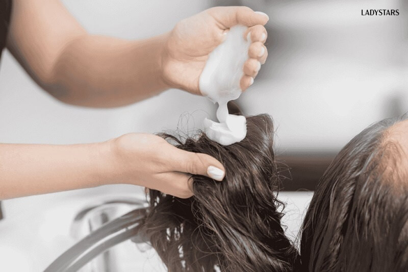Cách làm tóc phồng bằng không dùng dầu xả cho phần chân tóc
